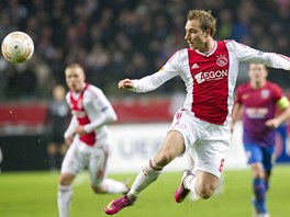 Christian Eriksen z Ajaxu a jeho ladná kontrola míe v utkání se Steauou...