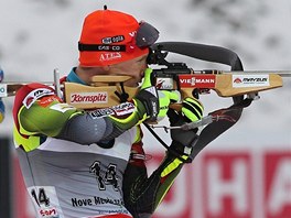 NA STELNICI. Ondej Moravec pi stelb vestoje v závod na 15 km s hromadným...