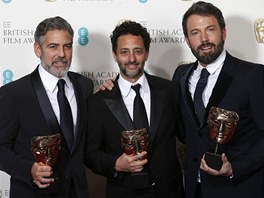 Zleva George Clooney, Grant Heslov a Ben Affleck s cenami BAFTA za nejlep...