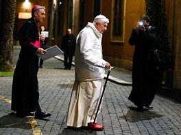 Pape Benedikt XVI. pichází na setkání s bohoslovci v ímském Romano Maggiore....