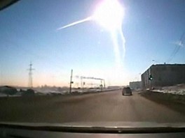 Kamery zachytily pád meteoritu u Čeljabinsku.
