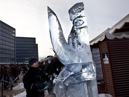 Každý z umělců dostal k dispozici pět stopadesátikilových ledových kvádrů.