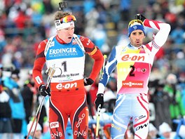 DVA NEJLEPÍ. Norský biatlonista Emil Hegle Svendsen (vlevo) a Martin Fourcade...