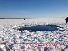 dajn msto dopadu meteoritu v jezee, kilometr od msta ebarkul v...