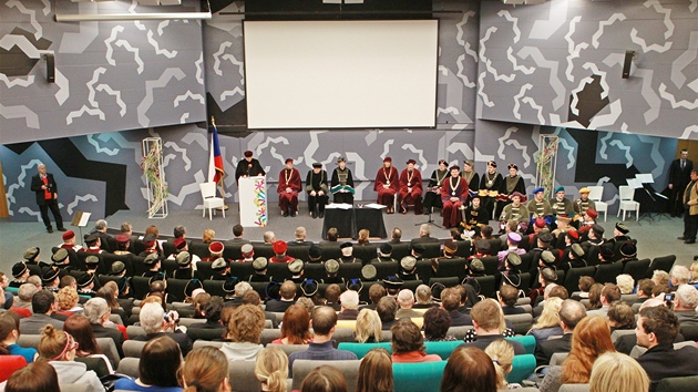 Arcibiskup prask Dominik Duka na univerzit v Hradci Krlov, kde pevzal estn doktort. (12. nora 2013)