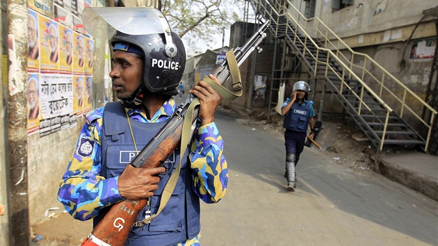 Bangladsk policie hldkuje v ulicch Dhky