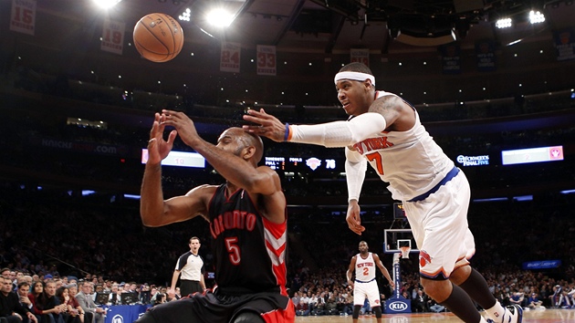 Carmelo Anthony z tmu New York Knicks (vpravo) zkou zskat m v souboji s Johnem Lucasem z Toronta. 