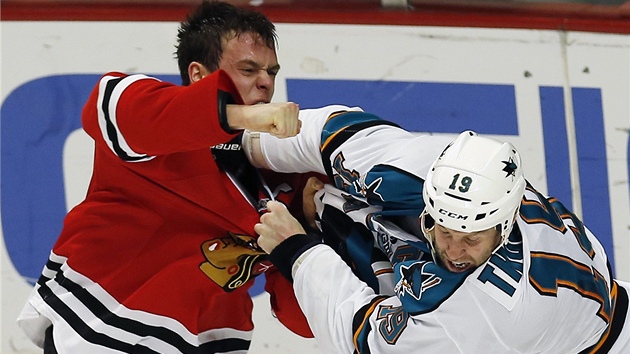 BOJ. V dresu Chicaga boxuje Jonathan Toews (vlevo) , za San Jose se pere Joe Thornton.