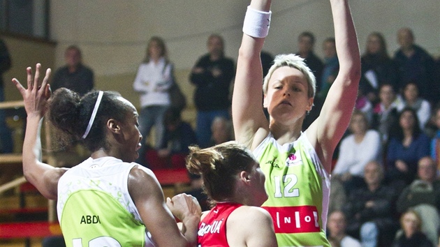 Basketbalistky Hradce Krlov (v ervenm) pekvapiv zdolaly favorizovan IMOS Brno.
