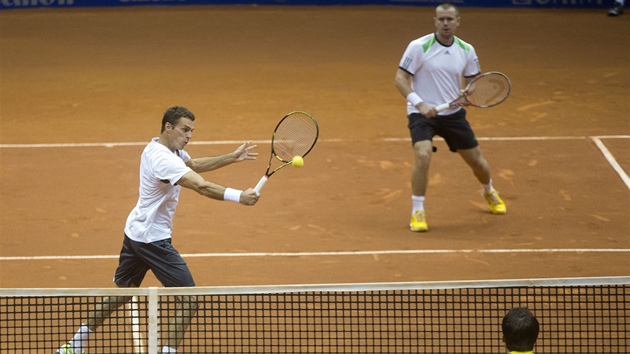 Frantiek ermk na sti, Michal Mertik vzadu. esko-slovensk pr nestail ve finle turnaje v Sao Paulu na brazilsko-rakousk duo Bruno Soares, Alexander Peya.