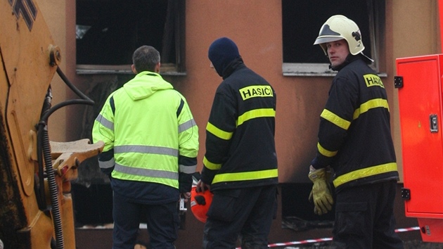 Hasii stoj ped ruinou domu ve Frentt pod Radhotm, kde explodoval plyn. (18. 2. 2013)