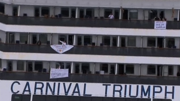 Lid z lodi Carnival Triumph z oken veli transparenty.