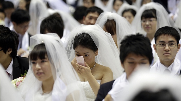Tisce len crkve MOonist se v nedli sjeli do Jin Koreji na svatbu  (17. nora 2013)