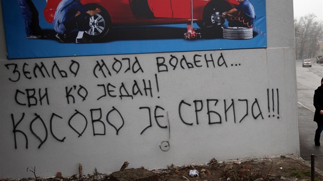 "Moj milovan zemi...vichni jako jeden" stoj naopak na zdech v srbskm Blehradu, kter s nezvislost Kosovoa nesouhlas. "Kosovo je Srbsko" napsal kdosi na ze  (16. nora 2013)