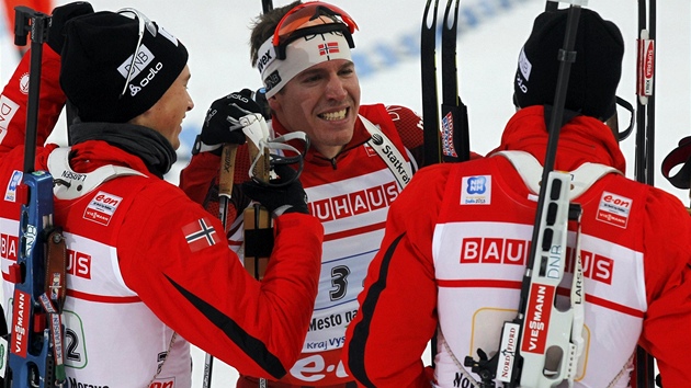ZLAT. Norsk biatlonov tafeta (elem k objektivu finiman Emil Hegle Svendsen) oslavuje zisk zlat medaile z mistrovstv svta.