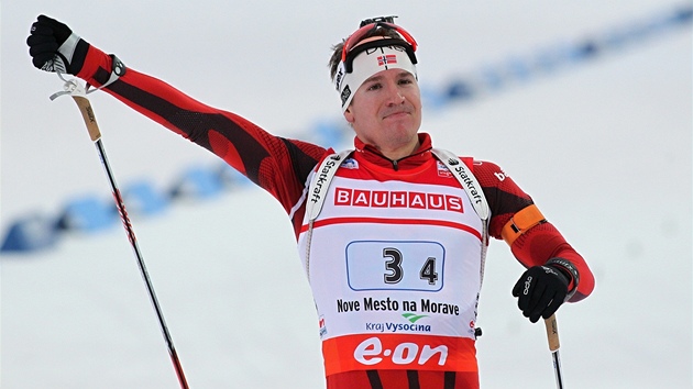 OSLAVY ZANAJ. Emil Hegle Svendsen projd clem a js, norsk tafeta bere v Novm Mst na Morav zlatou medaili.