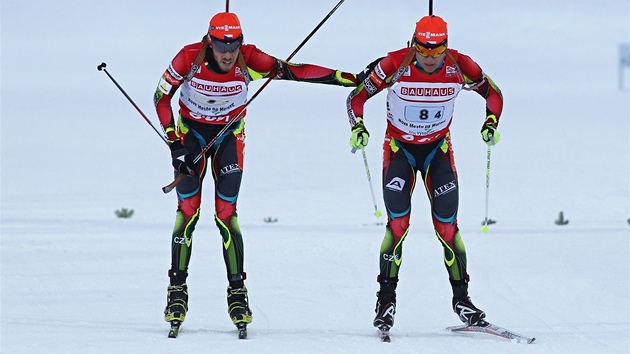 PEDVKA. Jaroslav Soukup (vlevo) pedv ped poslednm sekem tafety pomysln kolk Milanu Krmovi.