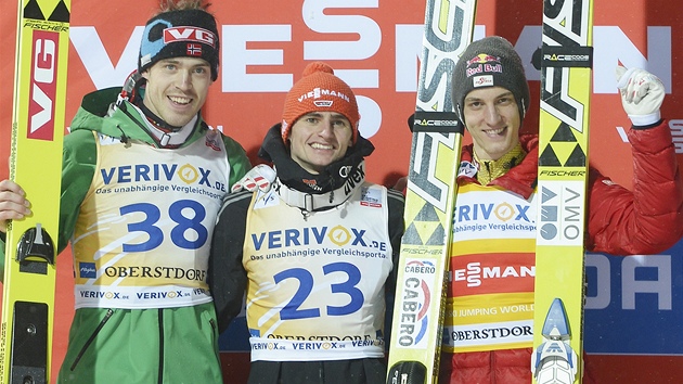 TI NEJLEP. Vtznho Richarda Freitaga obklili druh Andreas Stjernen z Norska (vlevo) a rakousk skokan Gregor Schlierenzauer.