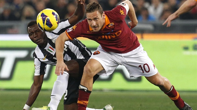 BOJ. msk legenda Francesco Totti (vpravo) se pokou petlait Kwadwo Asamoaha z Juventusu.