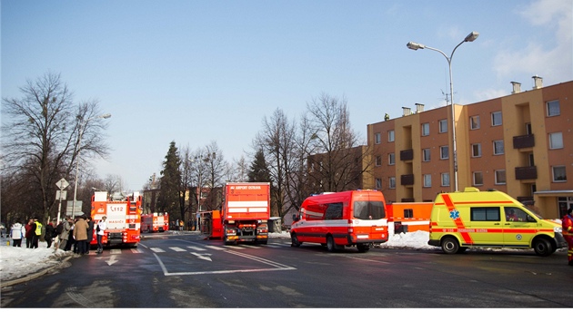 NASAZENÍ. K místu tragédie zamířilo hned několik jednotek hasičů i záchranářů (17. února 2013)