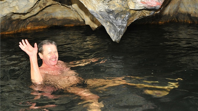 Na skupinku plavc z oddlu dlkovho a zimnho plavn Fides Brno tak ekalo pt set metr mraziv jeskynn ky, kterou nvtvnci krasu bn zdolvaj na lunech.