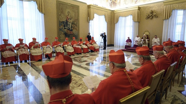 Pape Benedikt XVI. oznamuje ve Vatiknu kardinlm svou rezignaci (11. nora 20113)