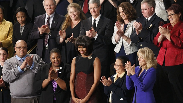 Vybraní hosté v čele s Michelle Obamovou poslouchají Baracku Obamovi, jak přednáší před plným Kapitolem zprávu o stavu unie (12. února 2013)
