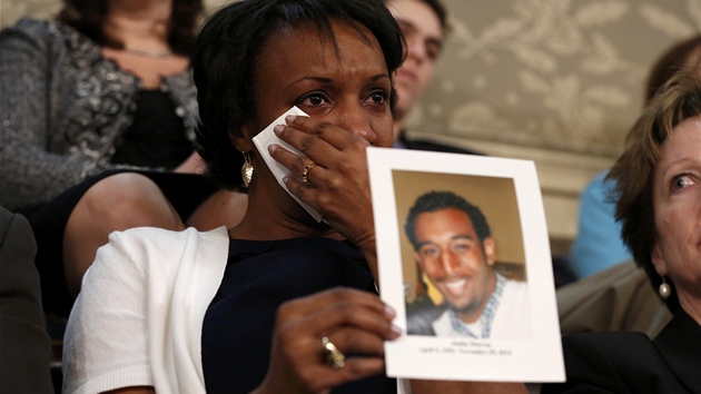 Příbuzná Justina Murraye (na snímku), který se stal obětí násilí páchaného střelnými zbraněmi, poslouchá v Kapitolu Baracku Obamovi, jak přednáší zprávu o stavu unie (12. února 2013)
