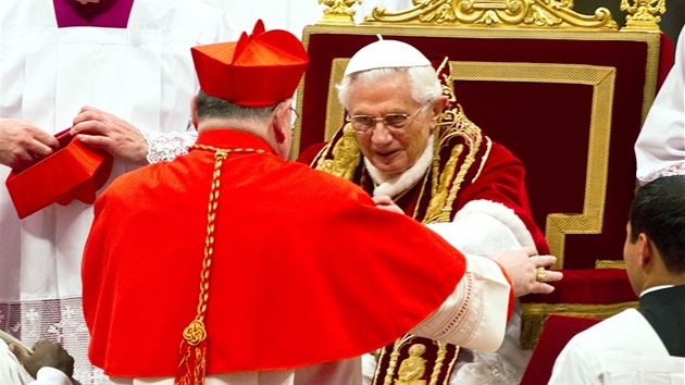 esk arcibiskup Dominik Duka (zdy) se pi papesk konzistoi stal kardinlem. (19. nora 2012)
