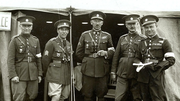 Brigdn generl Frantiek Moravec (zcela vpravo) na dobovm snmku se svmi kolegy.