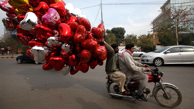 Na oslavy svatho Valentna jsou pipraveni i v Lahore v Pakistnu. (14. nora 2013)