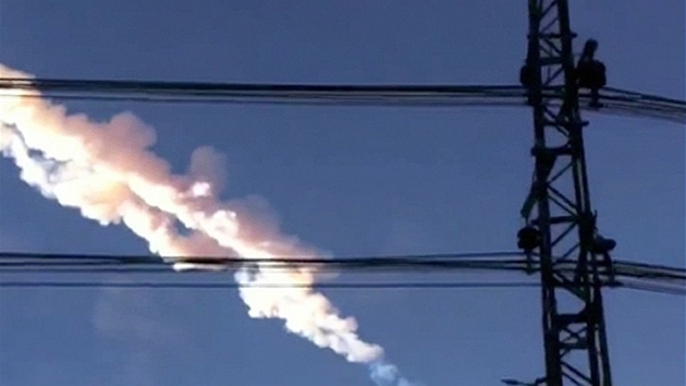 Exploze v meteorickm roji lomk zpsobily na obloze svteln efekty. (15. nora 2013)