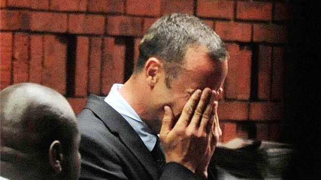 Atlet Oscar Pistorius si v soudn sni vyslechl formln obvinn z vrady. (15. nora 2013)