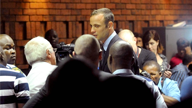Atlet Oscar Pistorius si v soudn sni vyslechl formln obvinn z vrady. (15. nora 2013)