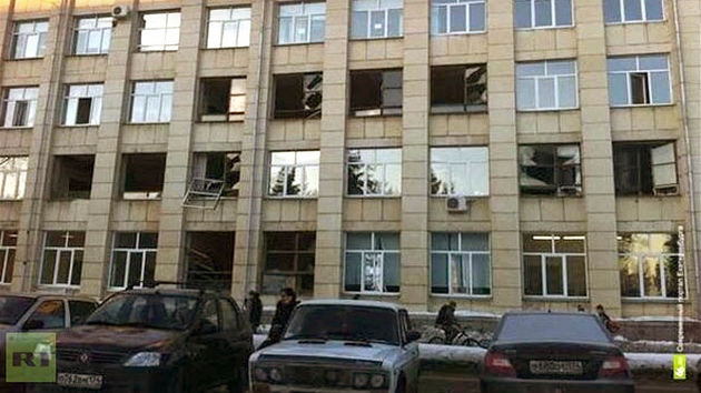 Rozbitá okna na budově v ruském Čeljabinsku majitel připisuje následkům meteoritu.