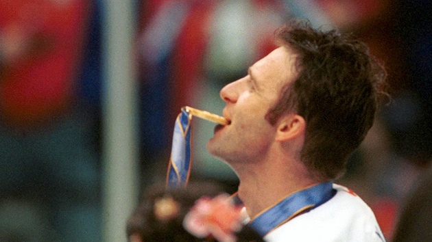 Dominik Haek se zlatou olympijskou medailí na hrách v Naganu. (únor 1998)