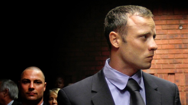 Jihoafrick bec s amputovanma nohama Oscar Pistorius se opt objevil u soudu, kter rozhoduje o jeho proputn na kauci. (19. nora 2013)