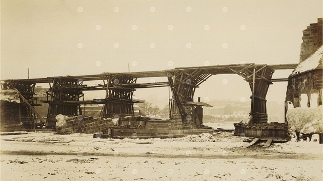 Karlův most při opravách po zářijové povodni 1890. Foto J. Eckert.