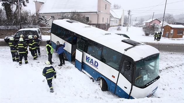 Nehoda autobusu v Bstvinách na hlavním tahu mezi Náchodem a Rychnovem nad