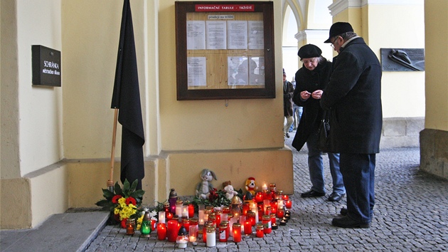 U vchodu do frenttsk radnice vis ern prapor, lid na pamtku obt zapaluj svky.(19. nora 2013)