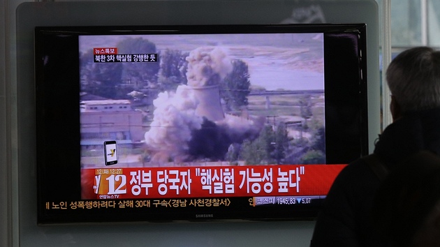 Po pravdpodobnm jadernm testu vyslala jihokorejsk televize (mu na snmku ji sleduje na ndra v Soulu) mimo jin i zbry demolice chladic ve ve vzkumnm jadernm komplexu Jongbjon.