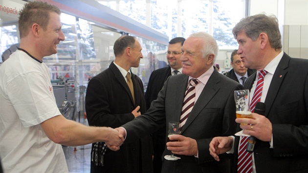 Prezident Vclav Klaus pijel do eskch Budjovic. Nvtvu zahjil v Budjovickm Budvaru, kde slavnostn spustil strnu piva do plechovek. Na snmku vpravo je editel pivovaru Ji Boek.