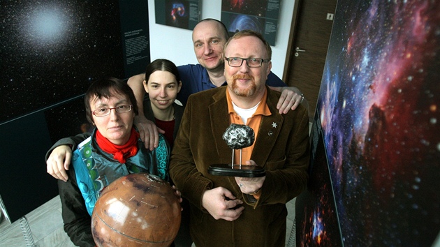 Výzkumnému týmu hvězdárny na Kleti se podařilo objevit tisíc planetek. Na snímku zpředu zleva Jana Tichá, Miloš Tichý, Michaela Honková a Michal Kočer.
