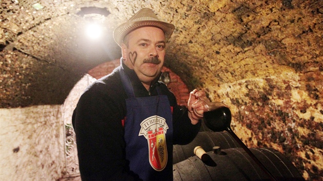 Antonín Sadílek je známý hustopečský vinař. Jeho sklípek je tradiční oporou místního fašanku. Za den slavnosti projdou jeho branou stovky návštěvníků.