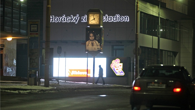 Na velkoplon svteln LED tabuli se krom loga hokejovho klubu HC Dukla Jihlava a loga msta Jihlavy v souasnosti v rychlm sledu za sebou zobrazuj i loga stavebnch firem a projektantsk firmy, kter se na stavb "zimku" podlely. 
