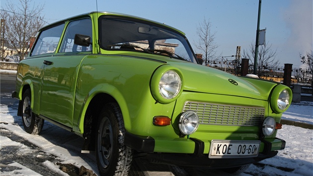 Trabant klub - p�ed�n� mimo��dn� zrekonstruovan�ho trabantu. Je v podstat� �pln� nov�. Auto si p�evzal Martin �vamberg (v �ern�m kab�t�). 