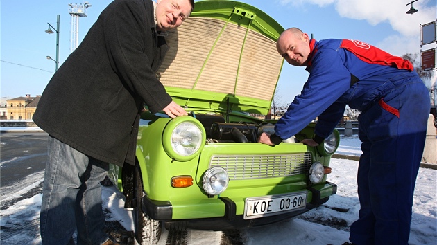 Trabant klub - p�ed�n� mimo��dn� zrekonstruovan�ho trabantu. Je v podstat� �pln� nov�. Auto si p�evzal Martin �vamberg (v �ern�m kab�t�). 