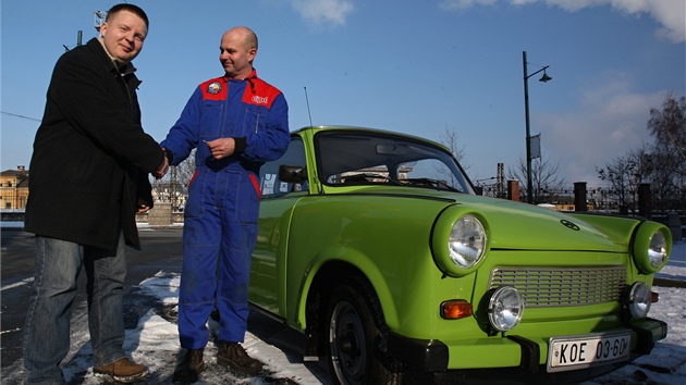 Trabant klub - p�ed�n� mimo��dn� zrekonstruovan�ho trabantu. Je v podstat� �pln� nov�. Auto si p�evzal Martin �vamberg (v �ern�m kab�t�).