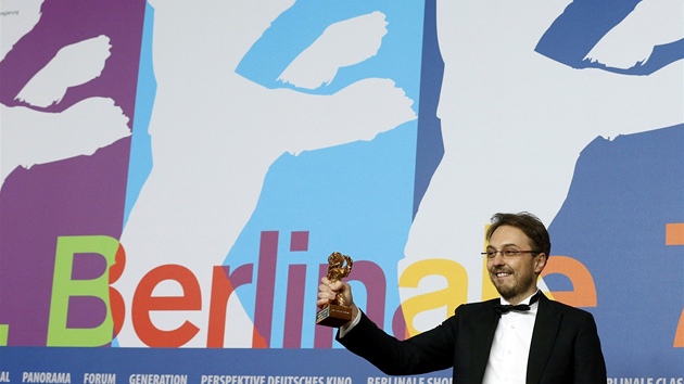 Berlinale 2013 - reisr vtznho snmku Pozice dtte Calin Peter Netzer s cenou Zlat medvd