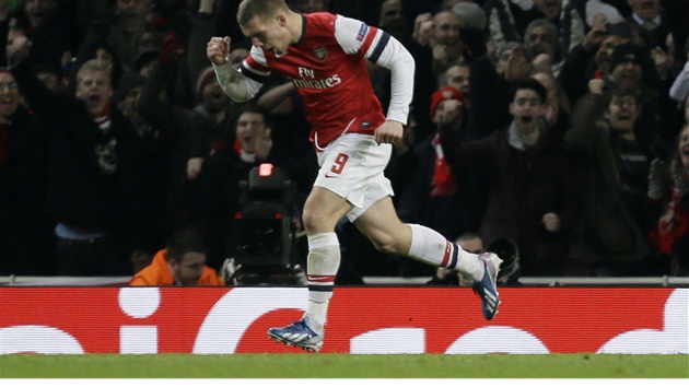 A JE TAM. Lukas Podolski z Arsenalu se raduje ze vstřeleného gólu.